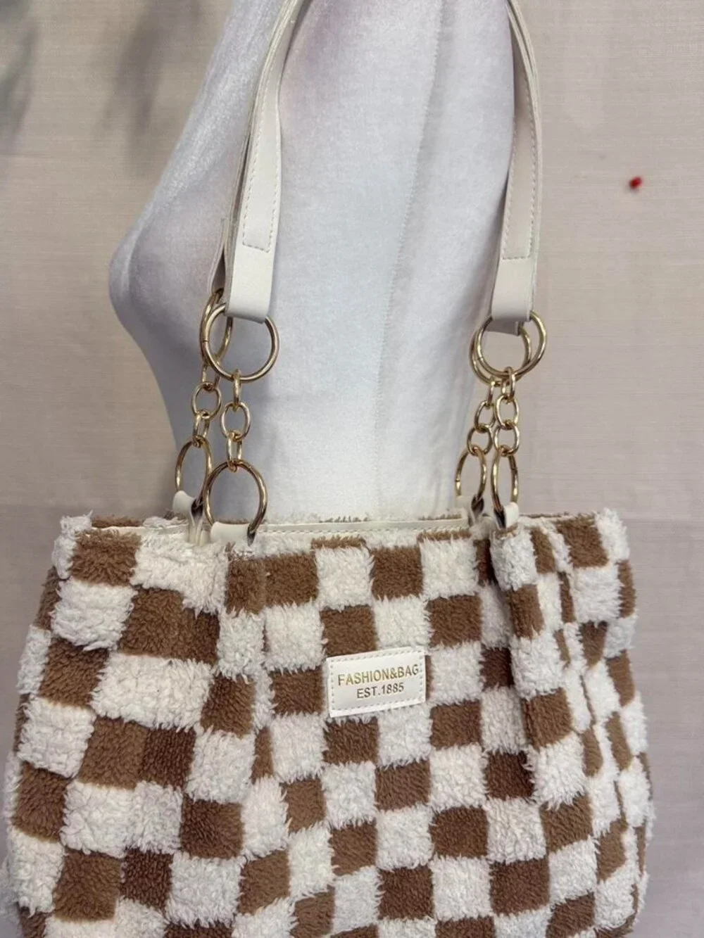 Cute brown and white checkered fuzzy shoulder bag!! Perfect for going out 👝 - Picture 1 of 4
